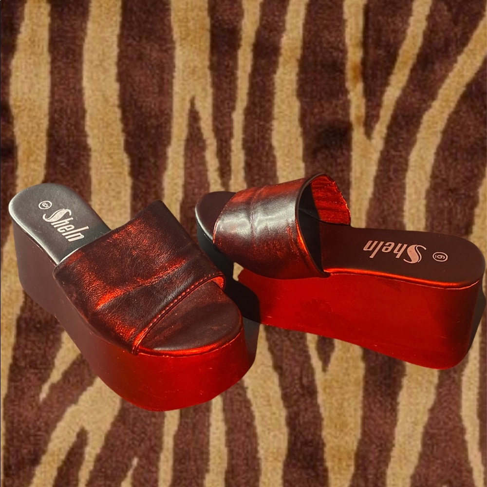 Black Shien Platform Sandals 🖤

Paid 34$